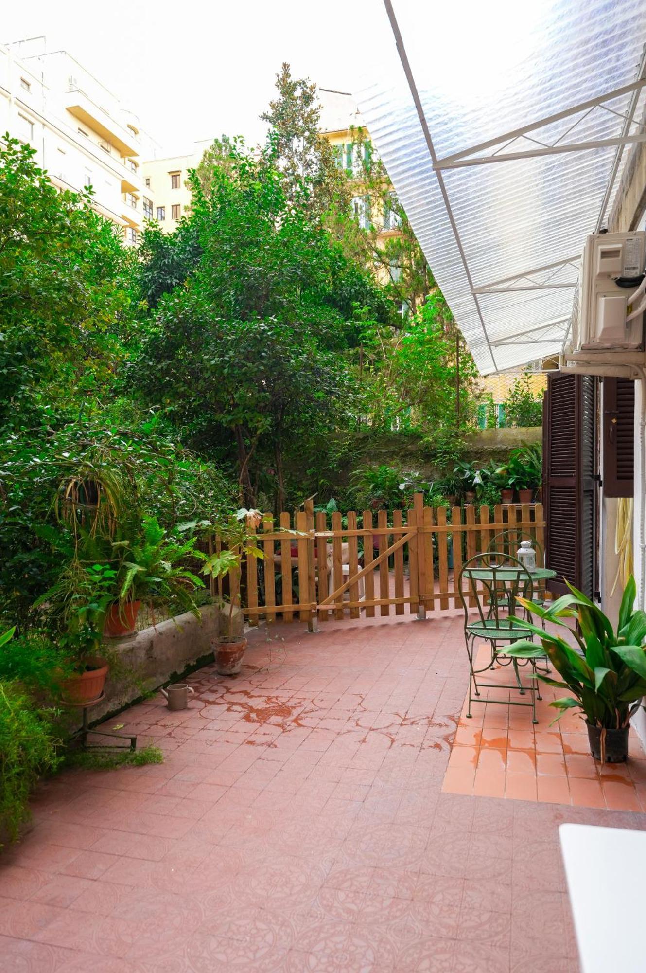 Camelia's Garden Apartment Rom
